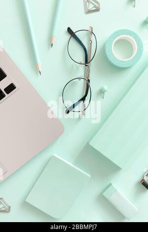 Komposition mit Laptop, Brille und Schreibwaren auf dem Minztisch Stockfoto