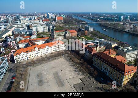 26. März 2020, Sachsen-Anhalt, Magdeburg: Panoramaaussicht über die Stadt mit dem Domplatz, dem landtag von Sachsen-Anhalt und der Elbe. Foto: Klaus-Dietmar Gabbert / dpa-Zentralbild / ZB Stockfoto