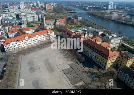 26. März 2020, Sachsen-Anhalt, Magdeburg: Panoramaaussicht über die Stadt mit dem Domplatz, dem landtag von Sachsen-Anhalt und der Elbe. Foto: Klaus-Dietmar Gabbert / dpa-Zentralbild / ZB Stockfoto