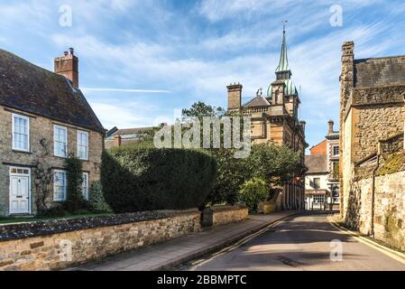 Das Pfarrheim Moat Lane mit Rathaus und Chantry House, Towcester, Northamptonshire, England Stockfoto