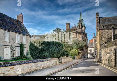 Das Pfarrheim Moat Lane mit Rathaus und Chantry House, Towcester, Northamptonshire, England Stockfoto