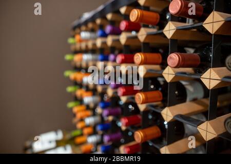 Viel Wein im Regal, Regal in der Weinbar, Alkoholgetränkekonzept Stockfoto