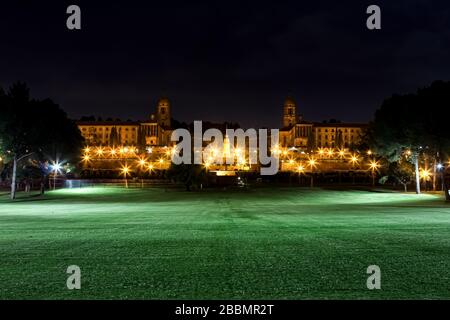 Pretoria, Südafrika - 27. März 2010: Nächtlicher Blick auf die Gewerkschaftsgebäude und den Regierungssitz in Pretoria Stockfoto