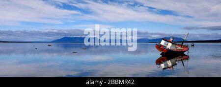 Fischerboote im Golf von Admiral Montt, Stadt Puerto Natales, Patagonien, Chile, Südamerika Stockfoto