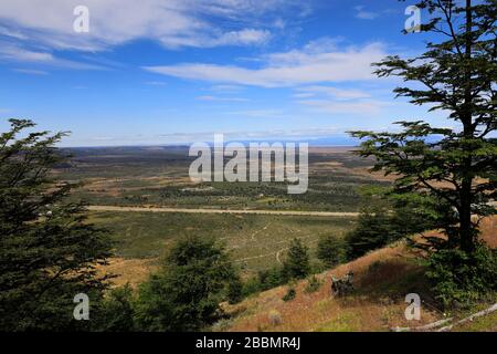 Blick auf Mirador Cerro Dorotea, Puerto Natales Stadt Patagonien, Chile, Südamerika eine leichte halbtägige Wanderung zu einem Felsvorsprung mit Blick auf Puerto Natal Stockfoto