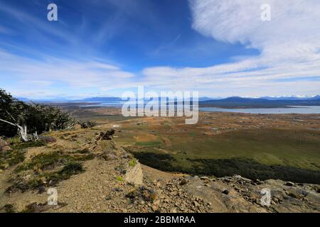 Blick auf Mirador Cerro Dorotea, Puerto Natales Stadt Patagonien, Chile, Südamerika eine leichte halbtägige Wanderung zu einem Felsvorsprung mit Blick auf Puerto Natal Stockfoto