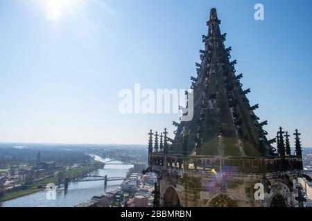 Magdeburg, Deutschland. März 2020. Das Dach des Südturms des Doms von Magdeburg und der Elbe mit der ehemaligen Hubbrücke. Kredit: Klaus-Dietmar Gabbert / dpa-Zentralbild / ZB / dpa / Alamy Live News Stockfoto