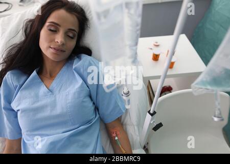 Schönes Mädchen schläft in der Klinik unter Drogendropfer Stockfoto