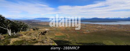 Blick auf Mirador Cerro Dorotea, Puerto Natales Stadt Patagonien, Chile, Südamerika eine leichte halbtägige Wanderung zu einem Felsvorsprung mit Blick auf Puerto Natal Stockfoto