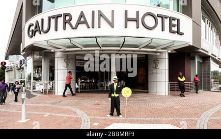 Johannesburg, Südafrika - 30. November 2011: Außeneingang des Gautrain Hotels gegenüber dem Bahnhof in Sandton Stockfoto