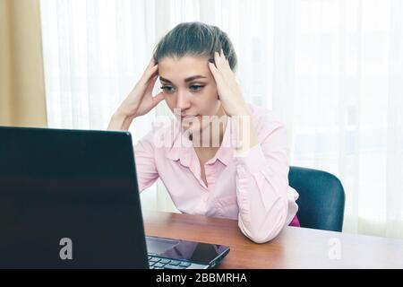 Junge Geschäftsfrau erlebt Stress am Arbeitsplatz. Stockfoto