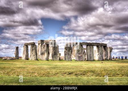 Stonehenge stehende Steine mit dramatischem Himmel. Wiltshire, England Stockfoto