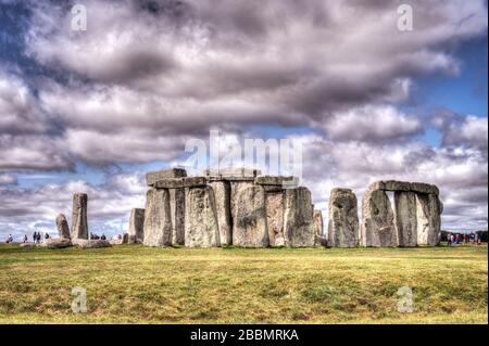 Stonehenge stehende Steine mit dramatischem Himmel. Wiltshire, England Stockfoto