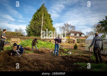 Arbeiten an einer neuen Zuteilung, um ihre eigene Nahrung zu wachsen und gesund zu bleiben Stockfoto