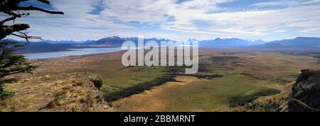 Blick auf Mirador Cerro Dorotea, Puerto Natales Stadt Patagonien, Chile, Südamerika eine leichte halbtägige Wanderung zu einem Felsvorsprung mit Blick auf Puerto Natal Stockfoto