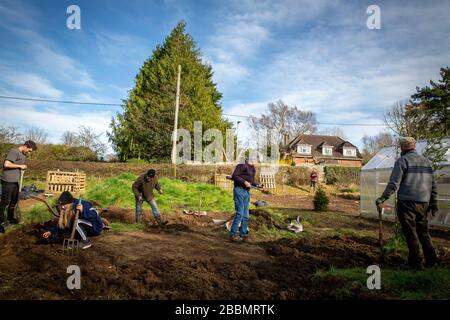 Arbeiten an einer neuen Zuteilung, um ihre eigene Nahrung zu wachsen und gesund zu bleiben Stockfoto