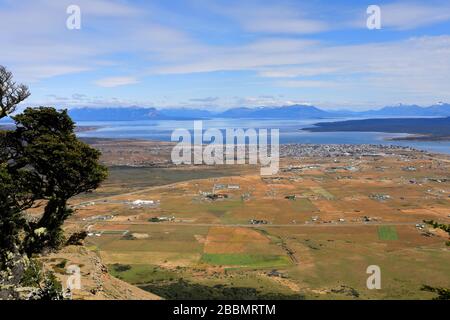 Blick auf Mirador Cerro Dorotea, Puerto Natales Stadt Patagonien, Chile, Südamerika eine leichte halbtägige Wanderung zu einem Felsvorsprung mit Blick auf Puerto Natal Stockfoto