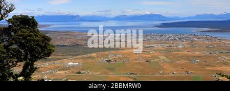 Blick auf Mirador Cerro Dorotea, Puerto Natales Stadt Patagonien, Chile, Südamerika eine leichte halbtägige Wanderung zu einem Felsvorsprung mit Blick auf Puerto Natal Stockfoto