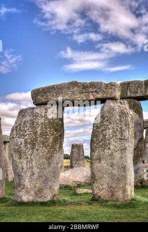 Stonehenge stehende Steine mit dramatischem Himmel. Wiltshire, England Stockfoto