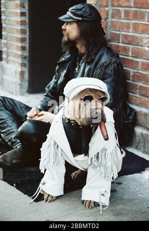 21. September 1994, US, New Orleans: Ein Mann sitzt mit seinem Hund in den Straßen von New Orleans. Foto: Stephan Schulz / dpa-Zentralbild / ZB Stockfoto