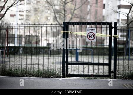 Geschlossener Spielplatz während der Kovid-19-Krise an einem bewölkten Tag in Zagreb, kroatien Stockfoto