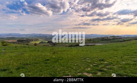 Typisches Landschaftsbild aus der Toskana Italien mit bunten Feldern im Frühjahr Stockfoto