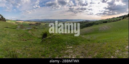 Typisches Landschaftsbild aus der Toskana Italien mit bunten Feldern im Frühjahr Stockfoto