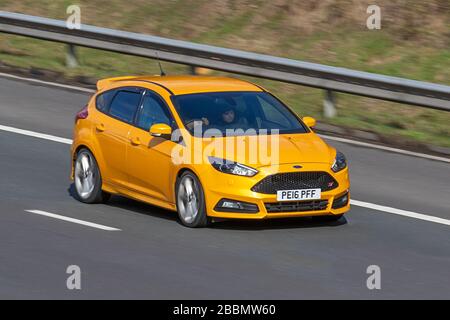 2016 gelber Ford Focus St-3 Turbo; fahrende Fahrzeuge, Fahrzeugfahrten, Straßen, Motoren, Fahren auf der Autobahn M6 Stockfoto