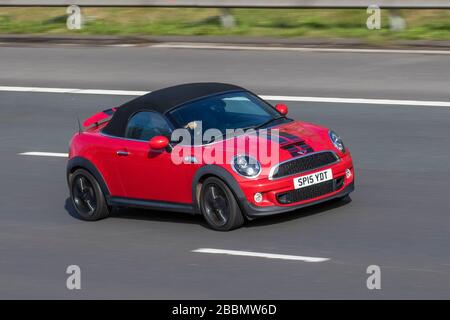 2015 Red Mini Roadster Cooper S; fahrende Fahrzeuge, Autofahren, Straßen, Motoren, Fahren auf der Autobahn M6 Stockfoto