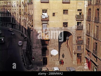 ARCO DE CUCHILLEROS ACCESO A LA PLAZA MAYOR - FOTO DE LOS AÑOS 60. AUTOR: GOMEZ DE MORA JUAN. ORT: ARCO DE CUCHILLEROS. SPANIEN. Stockfoto