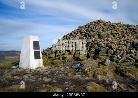 Hoher Gipfel von Beamsley Beacon (Trigly-Punkt, Gedenkplaketten, historische Kairnfelsen, Berghügel, landschaftlich schöne Aussicht) - North Yorkshire, England, Großbritannien. Stockfoto