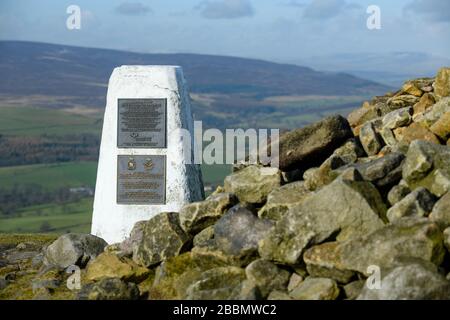 Hoher Gipfel von Beamsley Beacon (Trigly-Punkt, Gedenkplaketten, historische Kairnfelsen, Berghügel, landschaftlich schöne Aussicht) - North Yorkshire, England, Großbritannien. Stockfoto
