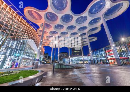 NIEDERLANDE - 28. FEBRUAR 2020: Bahnhof von Utrechter Centraal vom Bahnhofsplatz mit Einkaufszentrum Hoog Catharijne in der Dämmerung. Stockfoto