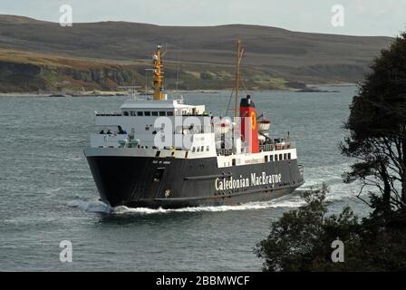 MV ISLE OF ARRAN nähert SICH DEM HAFEN ASKAIG Fährterminal im KLANG VON ISLAY, SCHOTTLAND Stockfoto