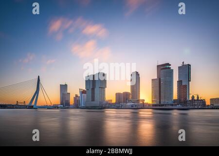 Rotterdam, Niederlande, Skyline der Stadt in der Dämmerung. Stockfoto