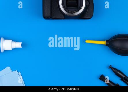 Kit zur Reinigung von Fotoanlagen und Optik. Kamera- und Objektivpflege, Fotozubehör, professioneller Service Stockfoto