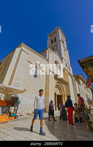 Menschen rund um die Lutherische Erlöserkirche in der Altstadt von Jerusalem Stockfoto