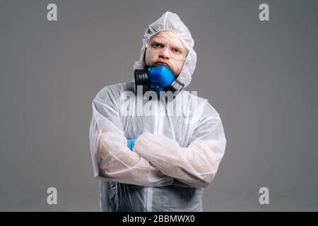 Ernsthafter Epidemiologe in Schutzhüllen, Brillen und Atemschutzgeräten. Stockfoto