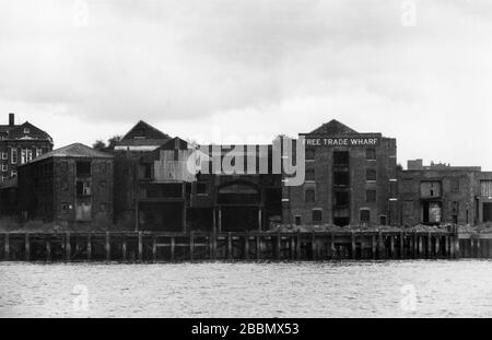 Die East India Company Free Trade Wharf, Wapping, London, England, Großbritannien: Aufgegeben und wartet auf die Neuentwicklung, etwa 1984. Schwarzweiß-Filmfoto Stockfoto