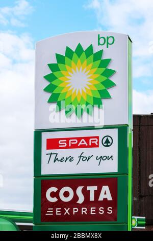 Tankstellenschild mit BP-Kraftstoff, einem SPAR-Shop im Geschäft und einem Costa Coffee Express Café Stockfoto