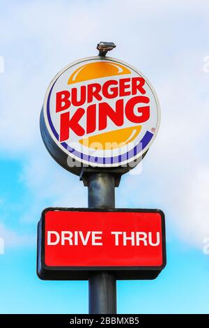 Logo und Hinweisschild von Burger King, fast Food Carryout Burger Restaurant Stockfoto
