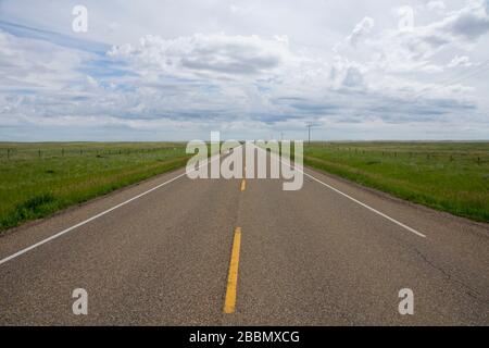 Straße im Süden Albertas in Kanada Stockfoto