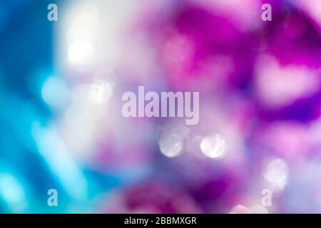 Blaue, violette und magentafarbene Farbmuster. Kaliumpermanganat-Lösung auf Eis. Abstrakter Hintergrund. Stockfoto