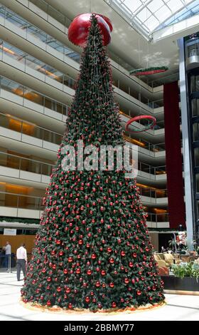 Weihnachtsbaum im Atrium des Hilton Hotels, Buenos Aires, Argentinien Stockfoto