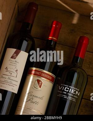 Drei Rotweinflaschen in einem Holzkoffer Stockfoto