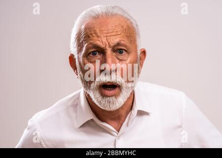 Porträt eines überraschten und schockierten Seniors. Stockfoto