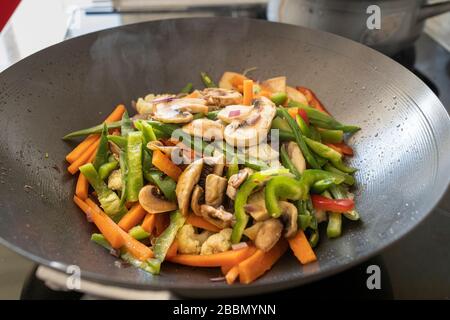 Kochen Sie rühren Sie Gemüse in einem Wok, Playa San Juan, auf Tenera, auf den Kanarischen Inseln, in Spanien Stockfoto