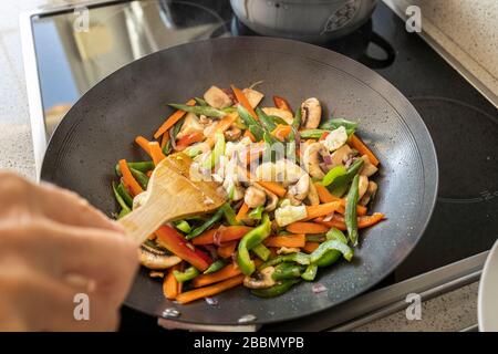 Kochen Sie rühren Sie Gemüse in einem Wok, Playa San Juan, auf Tenera, auf den Kanarischen Inseln, in Spanien Stockfoto