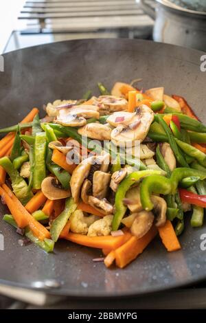 Kochen Sie rühren Sie Gemüse in einem Wok, Playa San Juan, auf Tenera, auf den Kanarischen Inseln, in Spanien Stockfoto