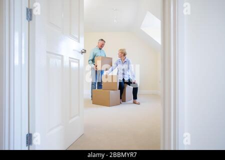 Senioren-Paar Schrumpft In Der Altersvorsorge Und Transportiert Boxen Am Umzugstag In Die Neue Heimat Stockfoto